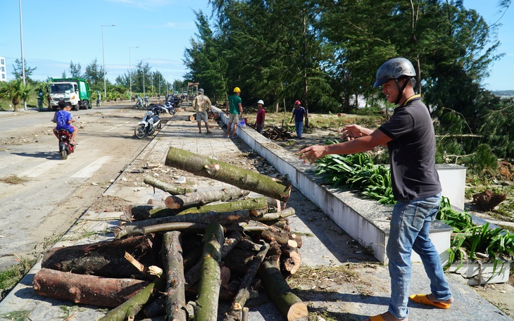 Bộ đội, công an và đoàn viên thanh niên dọn cây xanh, lợp lại nhà sau bão Kalmaegi- Ảnh 2.