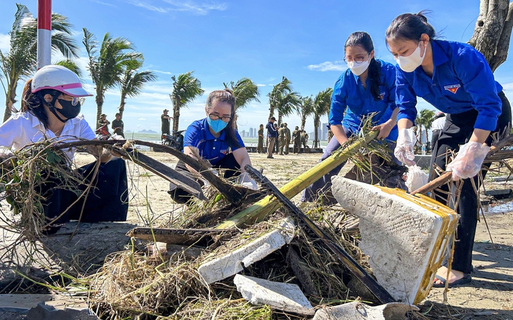 Đà Nẵng: Rác thải ùn ứ sau mưa lũ,  - Ảnh 7.