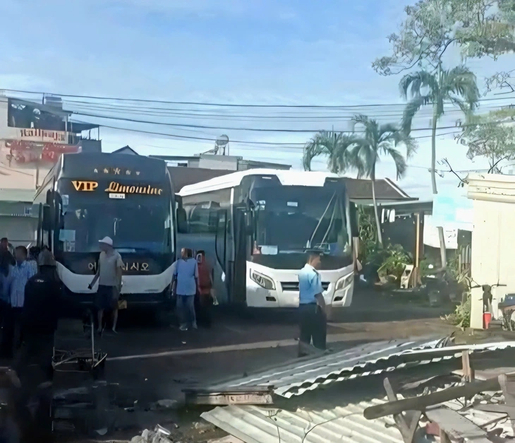 Mưa do bão Kalmaegi làm 'hổng chân' đường sắt Bắc - Nam, phải mất vài ngày mới khôi phục xong- Ảnh 2. Mưa do bão Kalmaegi làm 'hổng chân' đường sắt Bắc - Nam, phải mất vài ngày mới khôi phục xong - Ảnh 2.