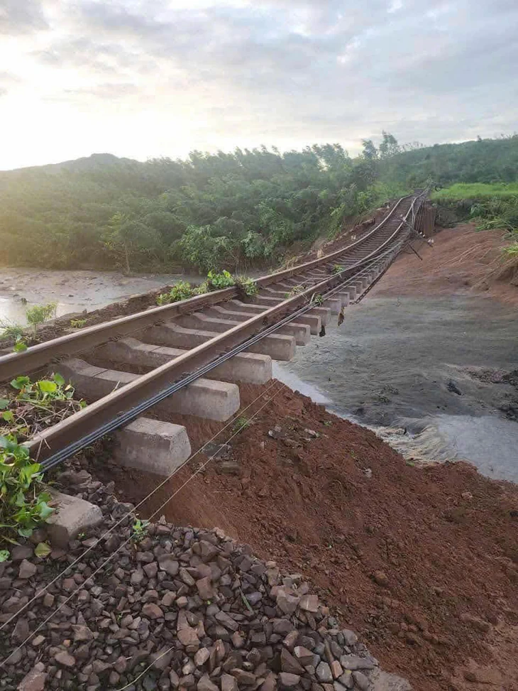 Mưa do bão Kalmaegi làm 'hổng chân' đường sắt Bắc - Nam, phải mất vài ngày mới khôi phục xong- Ảnh 1. Mưa do bão Kalmaegi làm 'hổng chân' đường sắt Bắc - Nam, phải mất vài ngày mới khôi phục xong - Ảnh 1.
