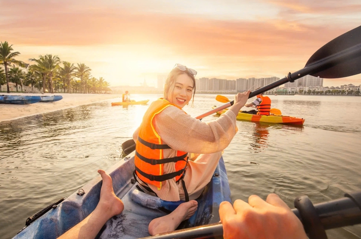 Xem concert của G-DRAGON mua sắm tẹt ga, xem thực cảnh, chèo thuyền tới xông hơi chuẩn Hàn Quốc - Ảnh 6.