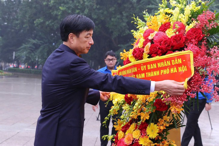 Bí thư Hà Nội Nguyễn Duy Ngọc dâng hoa tại tượng đài Lênin kỷ niệm Cách mạng Tháng 10 Nga - Ảnh 1.