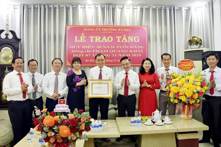 Phó bí thư Đặng Minh Thông trao Huy hiệu 50 năm tuổi Đảng cho ông Phạm Quang Khải - Ảnh 1.