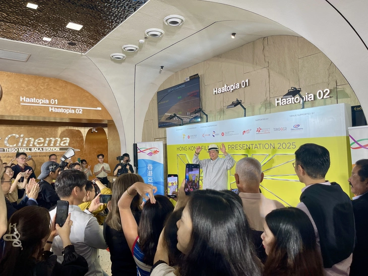 Cổ Thiên Lạc và Hồng Kim Bảo giao lưu cùng fan Việt tại Gala Điện ảnh Hong Kong ở TP.HCM - Ảnh 2. Cổ Thiên Lạc - Ảnh 2.