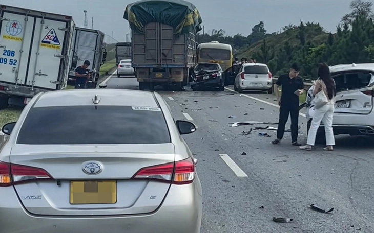 Ô tô tông xe máy rồi bốc cháy ngùn ngụt, 2 người tử vong tại chỗ - Ảnh 2.