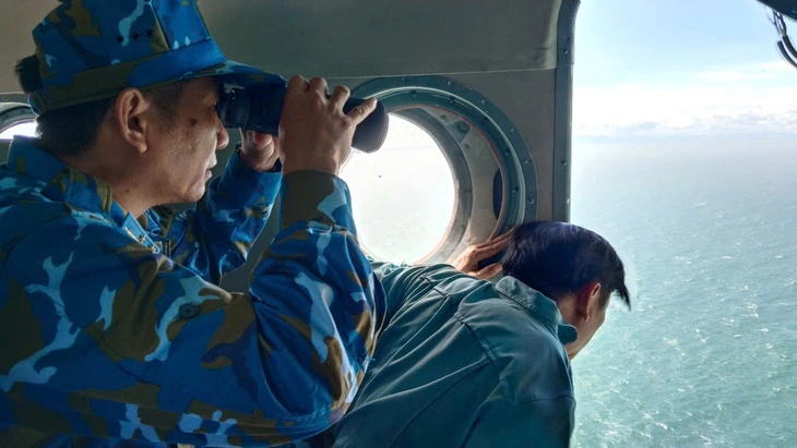 Huy động trực thăng tìm 3 người mất tích trên vùng biển Lý Sơn - Ảnh 1.