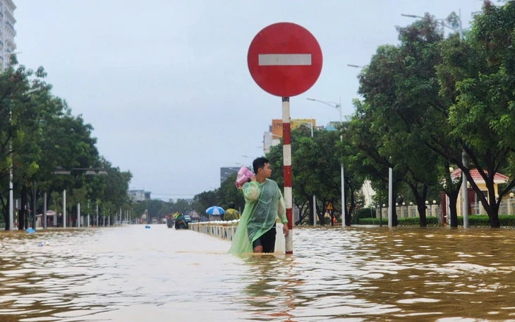 Hưởng ở lời kêu gọi của Chủ tịch thành phố, người dân Huế cùng nhau ra đường dọn rác sau mưa lũ - Ảnh 9.