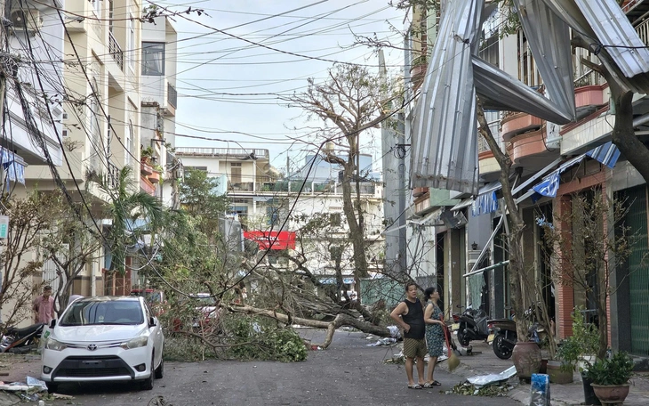 Mưa do bão Kalmaegi làm 'hổng chân' đường sắt Bắc - Nam, phải mất vài ngày mới khôi phục xong- Ảnh 3.