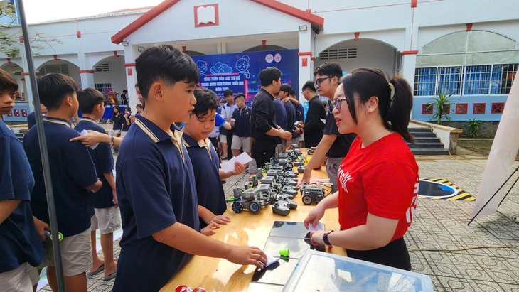 Chuyến xe công nghệ lăn bánh tại Cần Thơ: Học sinh hào hứng hóa thân nhà sáng tạo số - Ảnh 1.