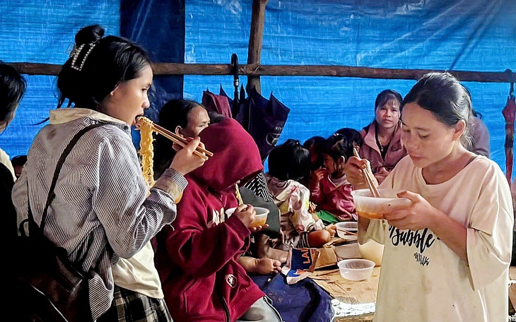 Điện lực miền Trung nói sẽ cấp lại điện cho dân vùng bão  trong 3 ngày - Ảnh 4.