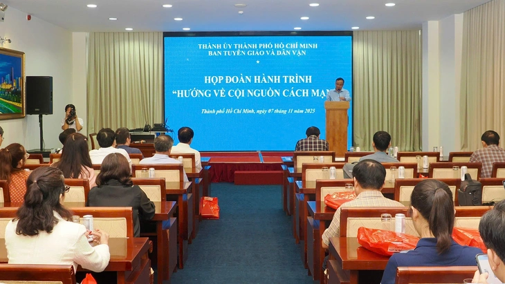 Đoàn Tuyên giáo và Dân vận, báo chí TP.HCM tặng quà hỗ trợ vùng bão lũ trong hành trình về nguồn- Ảnh 2. Đoàn Tuyên giáo và Dân vận, báo chí TP.HCM tặng quà hỗ trợ vùng bão lũ trong hành trình về nguồn - Ảnh 2.