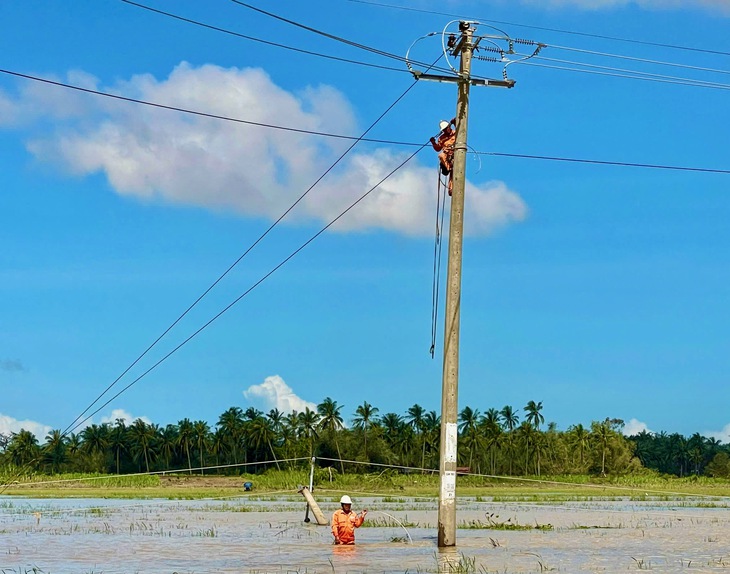 Phó thủ tướng Mai Văn Chính chia sẻ, động viên đồng bào vùng bị bão số Kalmaegi ở Đắk Lắk- Ảnh 3. Phó thủ tướng Mai Văn Chính chia sẻ, động viên đồng bào vùng bị bão số Kalmaegi ở Đắk Lắk- Ảnh 3.