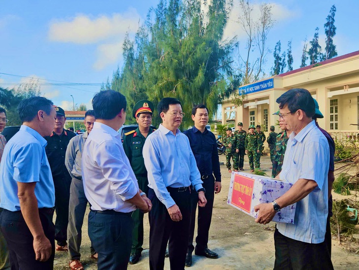 Phó thủ tướng Mai Văn Chính chia sẻ, động viên đồng bào vùng bị bão số Kalmaegi ở Đắk Lắk- Ảnh 2. Đắk Lắk - Ảnh 2.