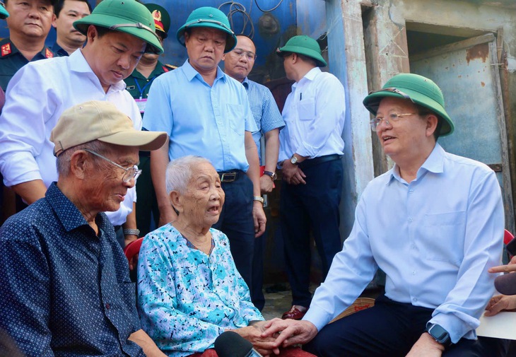 Phó thủ tướng Mai Văn Chính chia sẻ, động viên đồng bào vùng bị bão số Kalmaegi ở Đắk Lắk- Ảnh 1. Đắk Lắk - Ảnh 1.