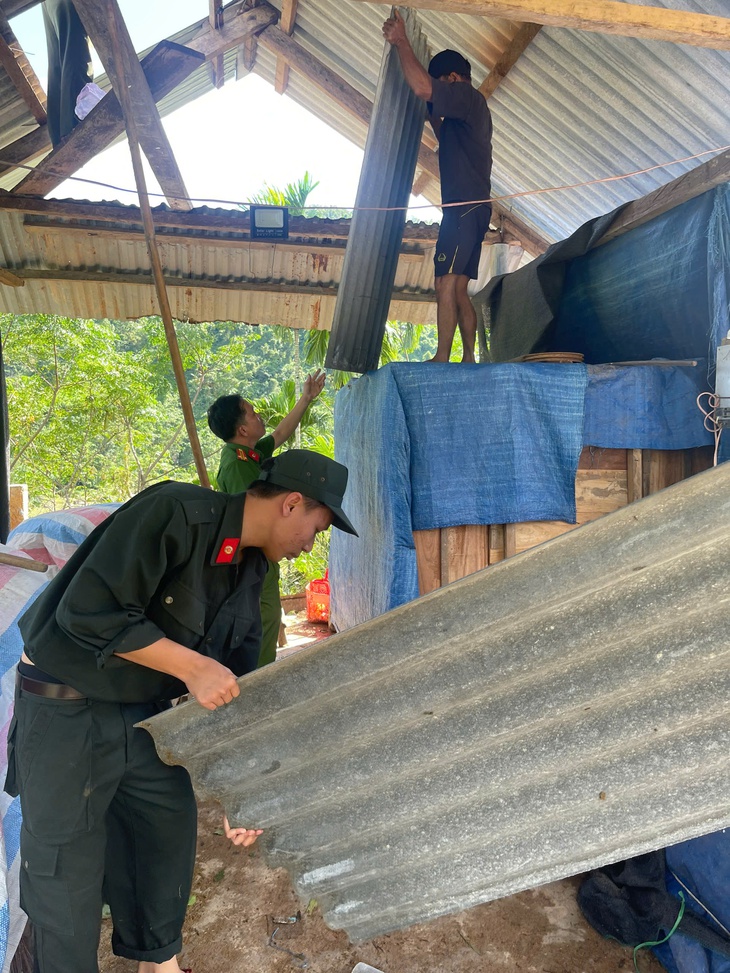 Bộ Công an trao 40 tấn nhu yếu phẩm cho người dân Gia Lai sau bão Kalmaegi - Ảnh 3.