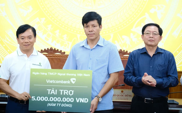 Phó thủ tướng Hồ Quốc Dũng trao kinh phí giúp bà con bị sập nhà trong bão Kalmaegi - Ảnh 4.