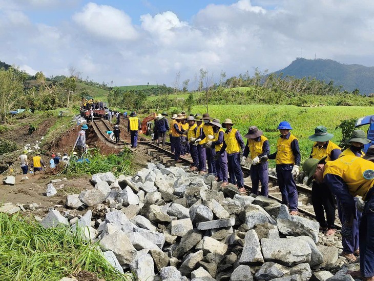Dự kiến chiều tối 10-11 xử lý xong sự cố 'hổng chân' đường sắt Bắc - Nam do mưa bão Kalmaegi - Ảnh 1.