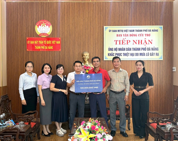 Báo Tuổi Trẻ cùng Hội Golf TP Đà Nẵng tặng quà cứu trợ cho bà con vùng lũ - Ảnh 5.