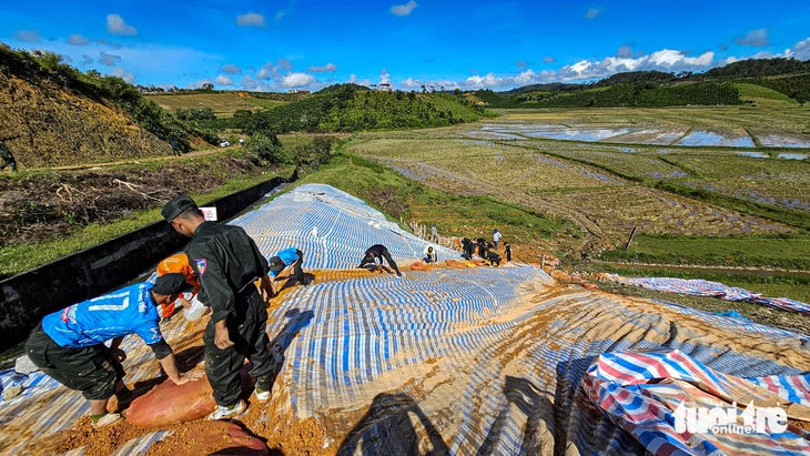 Quan trắc liên tục để cứu hồ thủy lợi có nguy cơ vỡ ở Lâm Đồng- Ảnh 3. Quan trắc liên tục để cứu hồ thủy lợi có nguy cơ vỡ ở Lâm Đồng - Ảnh 3.