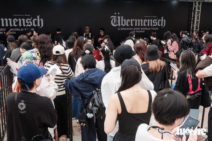 Fan quốc tế 'đu' G-DRAGON ở Hà Nội, tranh thủ ăn phở và bánh mì, uống cà phê sữa đá - Ảnh 1.