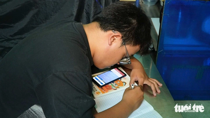 5 năm đau thương của nam SV nghị lực, cha mất vì COVID-19, mẹ chạy thận không thành... - Ảnh 4.