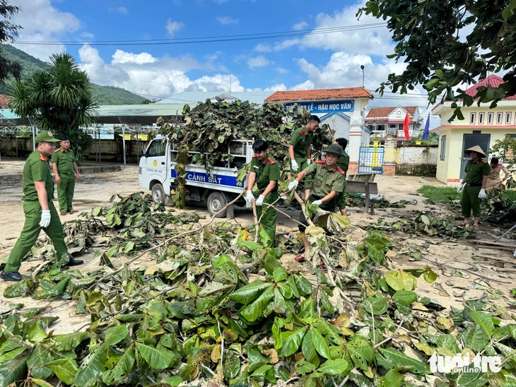 Sau bão Kalmaegi, người dân và giáo viên 'đánh vật' với bùn non, rác rến - Ảnh 6.
