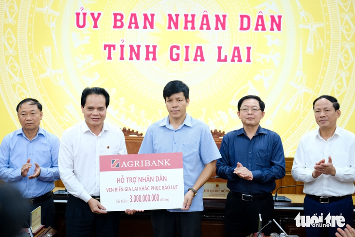 Phó thủ tướng Hồ Quốc Dũng vận động 3 ngân hàng trao 9 tỉ đồng cho bà con Gia Lai - Ảnh 1.