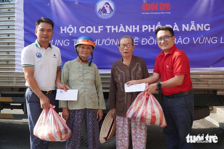 Báo Tuổi Trẻ cùng Hội Golf TP Đà Nẵng tặng quà cứu trợ cho bà con vùng lũ - Ảnh 1.