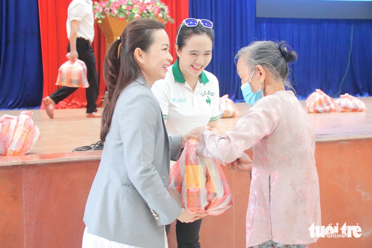 Báo Tuổi Trẻ cùng Hội Golf TP Đà Nẵng tặng quà cứu trợ cho bà con vùng lũ - Ảnh 9.