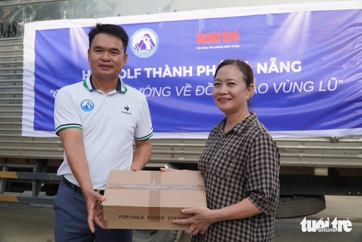 Báo Tuổi Trẻ cùng Hội Golf TP Đà Nẵng tặng quà cứu trợ cho bà con vùng lũ - Ảnh 8.