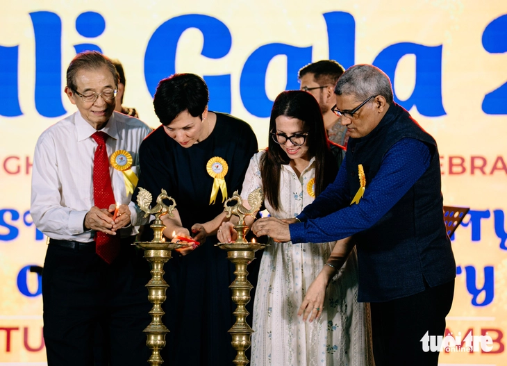 Sắc màu Ấn Độ rực rỡ trong Lễ hội ánh sáng Diwali giữa lòng TP.HCM - Ảnh 1.