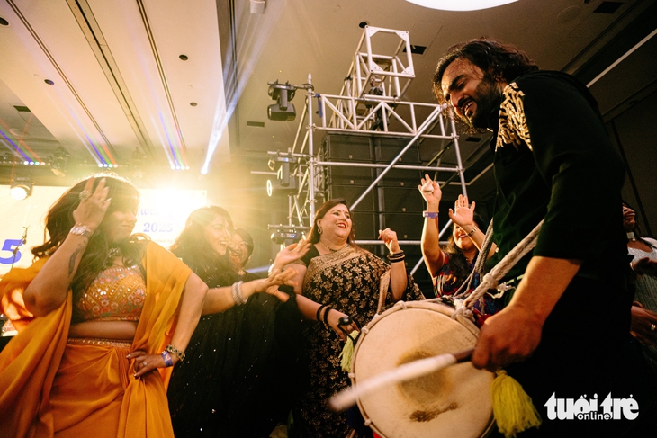 Sắc màu Ấn Độ rực rỡ trong Lễ hội ánh sáng Diwali giữa lòng TP.HCM - Ảnh 2.