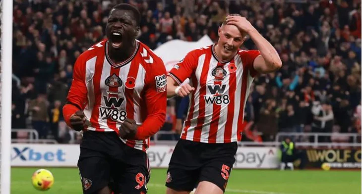 Ghi siêu phẩm phút 90+4, Sunderland cắt đứt mạch chiến thắng của Arsenal - Ảnh 1.