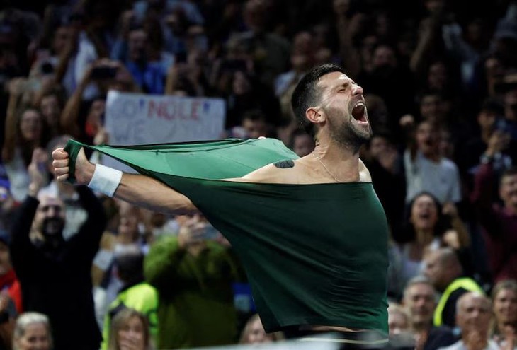 Djokovic xé rách áo ăn mừng chức vô địch thứ 101, rồi tuyên bố rút lui khỏi ATP Tour Finals - Ảnh 1.
