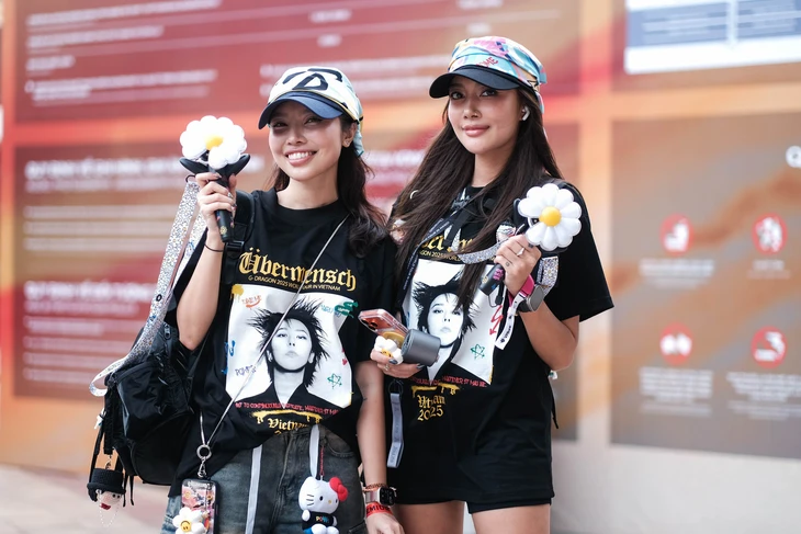 Fan quốc tế 'đu' G-DRAGON ở Hà Nội, tranh thủ ăn phở và bánh mì, uống cà phê sữa đá - Ảnh 6.