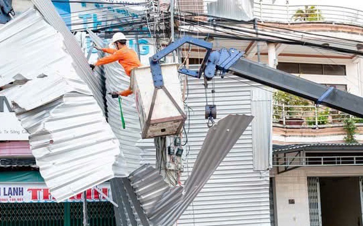 EVN hỗ trợ 1 tỉ đồng giúp Khánh Hòa khắc phục hậu quả mưa lũ - Ảnh 2.