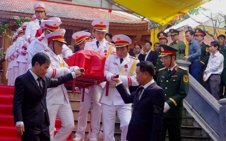 Hang đá nơi 8 liệt sĩ thanh niên xung phong hy sinh được tôn tạo thành nấm mồ chung - Ảnh 3.