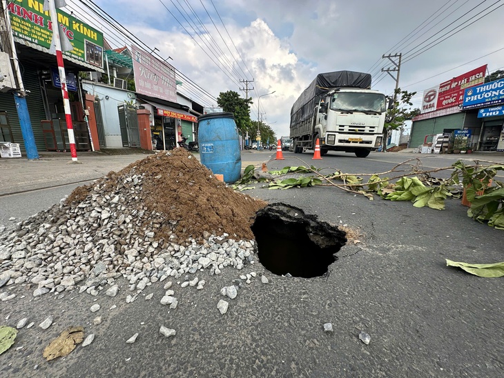 'Hố tử thần' sâu hơn 2m xuất hiện trên đường ĐT743A, TP.HCM - Ảnh 2. hố tử thần - Ảnh 2.