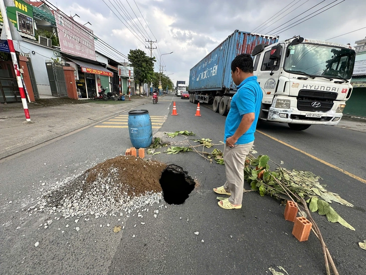 'Hố tử thần' sâu hơn 2m xuất hiện trên đường ĐT743A, TP.HCM - Ảnh 4. 'Hố tử thần' sâu hơn 2m xuất hiện trên đường mới được trải nhựa - Ảnh 5.