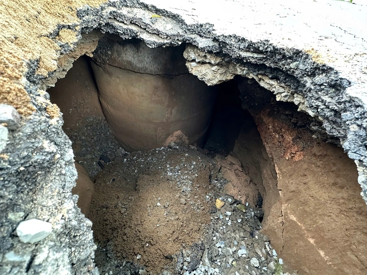 'Hố tử thần' sâu hơn 2m xuất hiện trên đường ĐT743A, TP.HCM - Ảnh 1. hố tử thần - Ảnh 1.