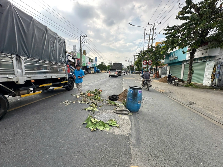 'Hố tử thần' sâu hơn 2m xuất hiện trên đường ĐT743A, TP.HCM - Ảnh 3. 'Hố tử thần' sâu hơn 2m xuất hiện trên đường mới được trải nhựa - Ảnh 4.