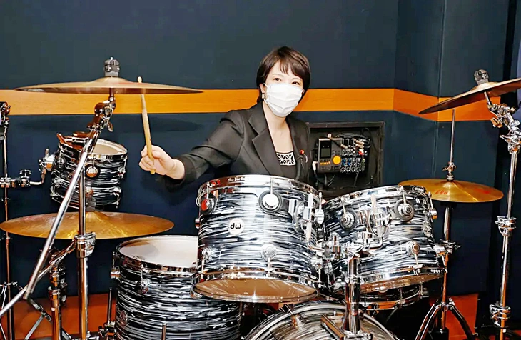 Nữ thủ tướng mê rock của Nhật Bản - Ảnh 1.