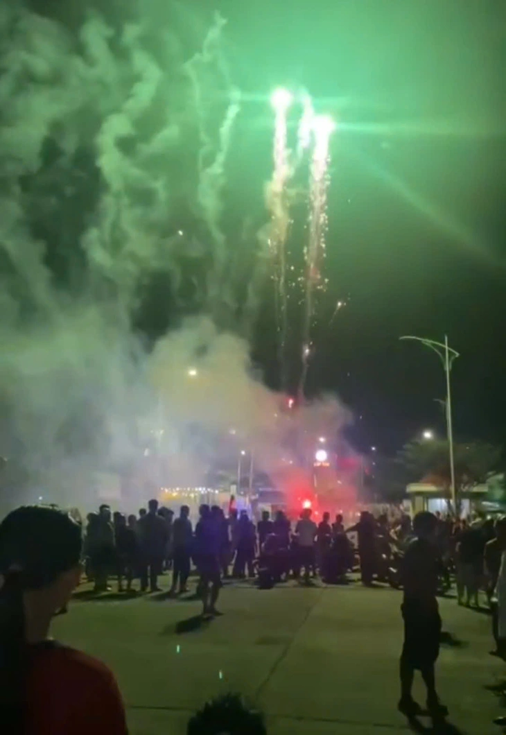 Hàng ngàn dân Lý Sơn đón 3 người thoát chết trên biển kỳ diệu trở về, đốt pháo hoa tưng bừng - Ảnh 2.