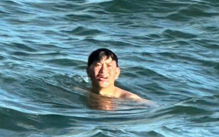 Dân Lý Sơn bắn pháo hoa khi 3 người trôi dạt xuyên bão số 13 thoát chết kỳ diệu trở về - Ảnh 4.