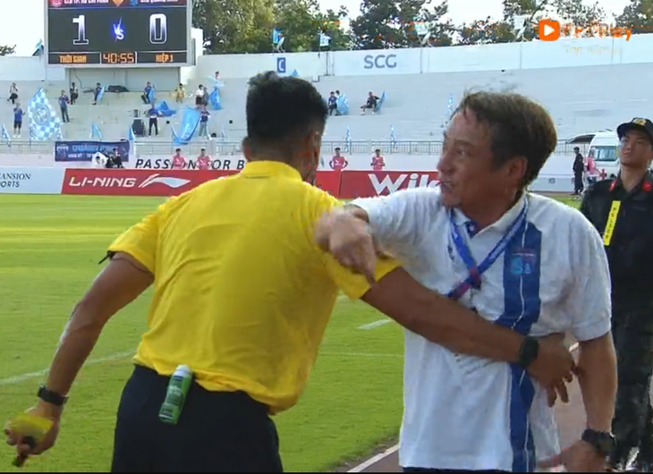 Tranh cãi nảy lửa, HLV CLB Quảng Ninh bị trọng tài đuổi - Ảnh 1.