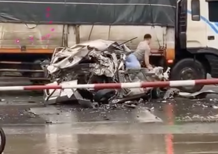 Hết hồn khi thấy tài xế chui ra từ xe con nát bét sau va chạm với xe tải và xe đầu kéo - Ảnh 1.