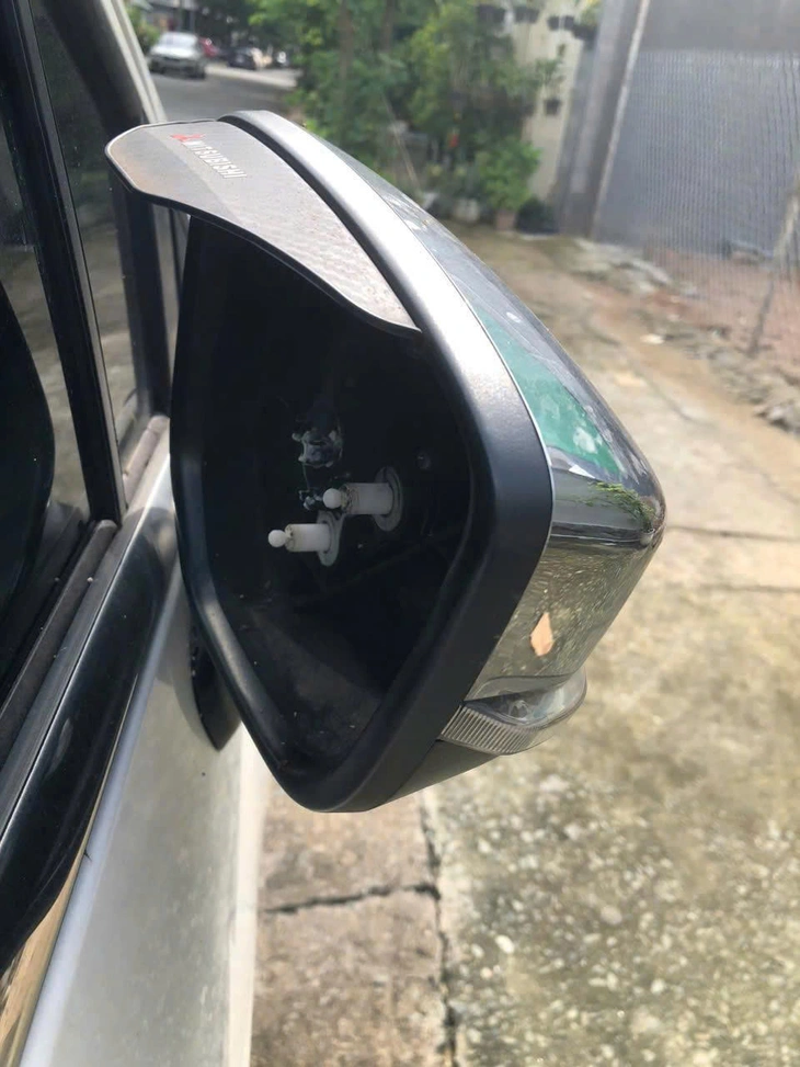 Sinh viên năm nhất đi bẻ trộm gương ô tô bán lấy tiền trả nợ ở TPHCM - Ảnh 1. bẻ trộm gương - Ảnh 1.