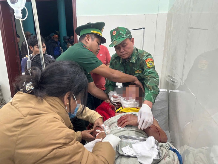 Trưởng thôn người Cơ Tu bị gấu tấn công đã được xuất viện - Ảnh 3.