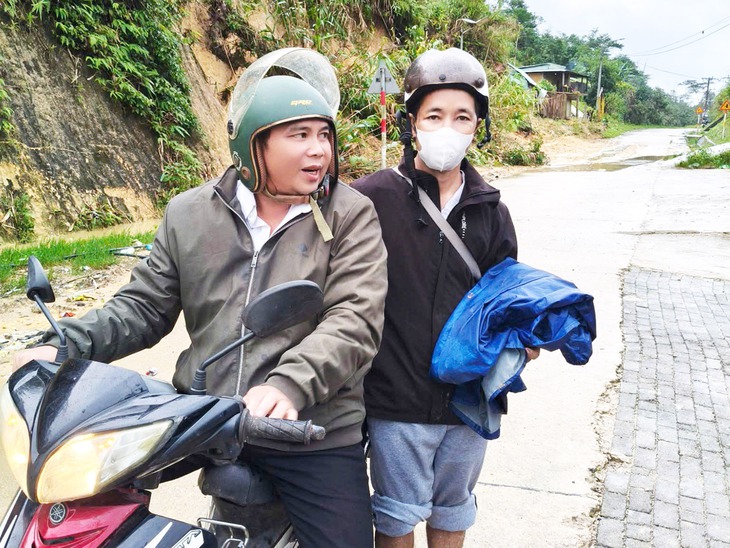 Trưởng thôn người Cơ Tu bị gấu tấn công đã được xuất viện - Ảnh 1.