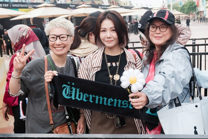 Fan quốc tế 'đu' G-DRAGON ở Hà Nội, tranh thủ ăn phở và bánh mì, uống cà phê sữa đá - Ảnh 4.